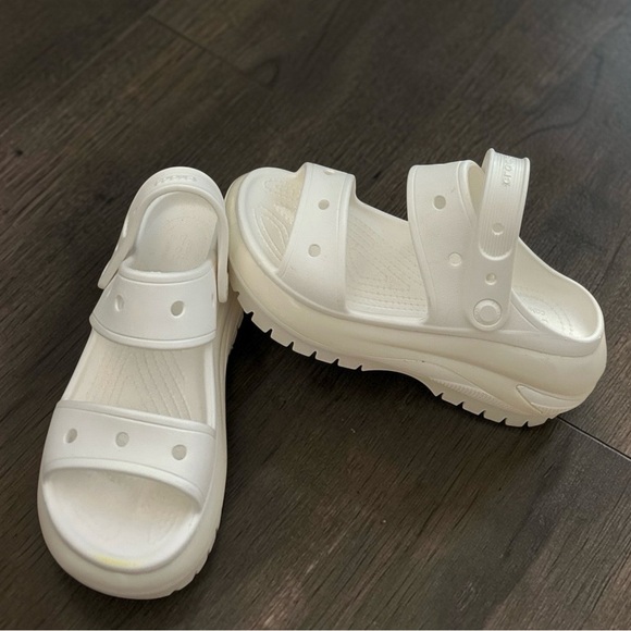CROCS Unisex Classic Mega Crush Platform WHITE Platform Sandals Size: M4/W6 - Picture 3 of 16